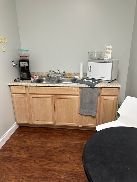 More Photos Of 830 Fairview Ave, Bowling Green Storefront Retail Office For Lease