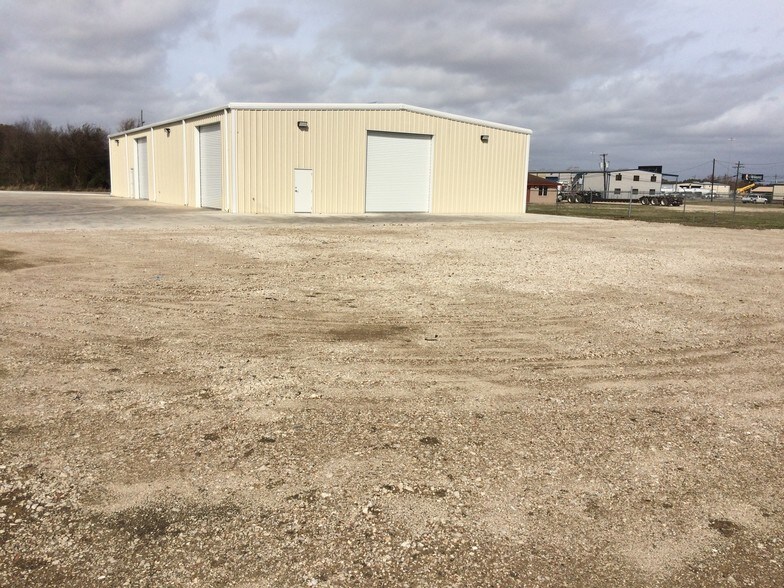More Photos Of 4900 Bourque Rd, Nederland Warehouse For Lease