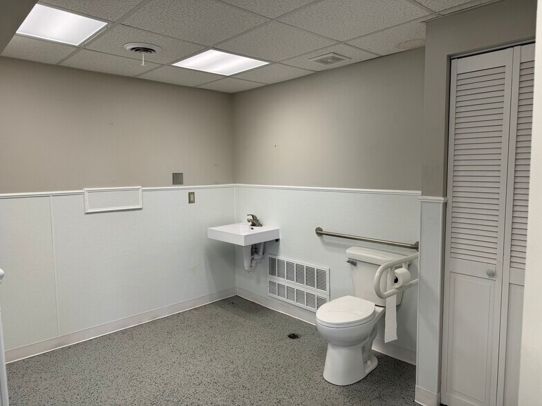 More Photos Of 5 S Madison St, Oswego Storefront Retail Office For Lease