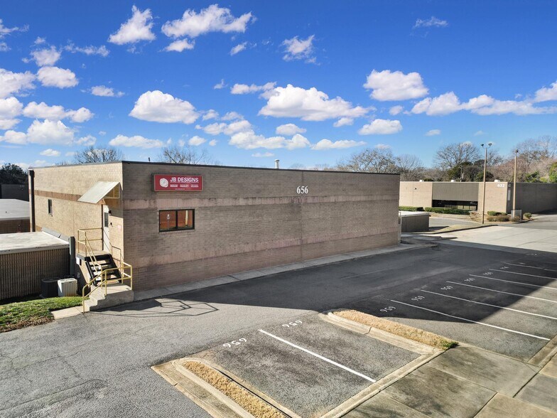 More Photos Of 656 Matthews Mint Hill Rd, Matthews Self Storage For Lease