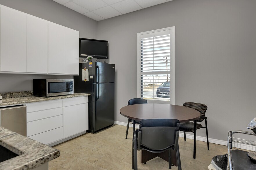More Photos Of 501 E 7th St, Odessa Office For Sale