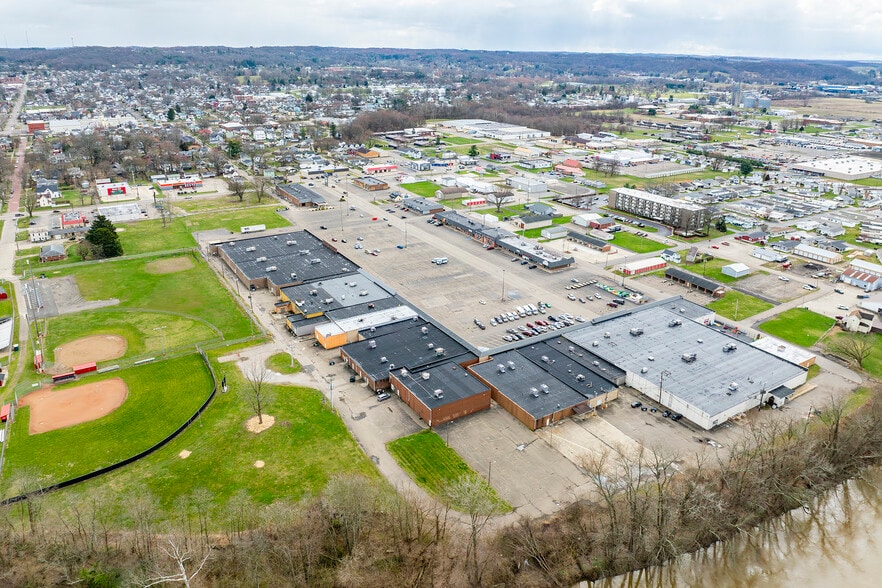 More Photos Of 300-499 Downtowner Plz, Coshocton General Retail For Sale