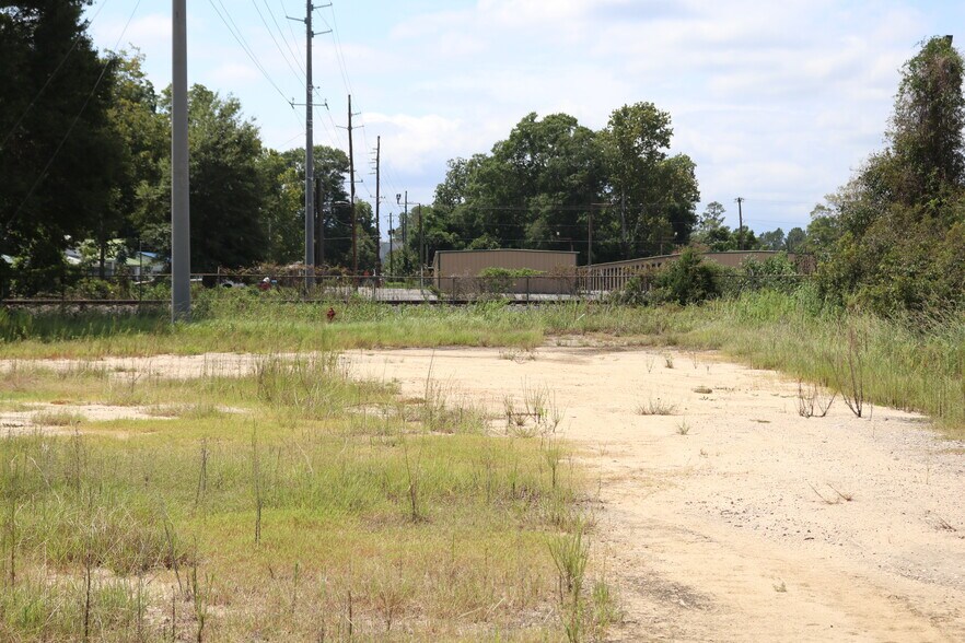 More Photos Of 2-4 N Gill St, Hazlehurst Manufacturing For Lease