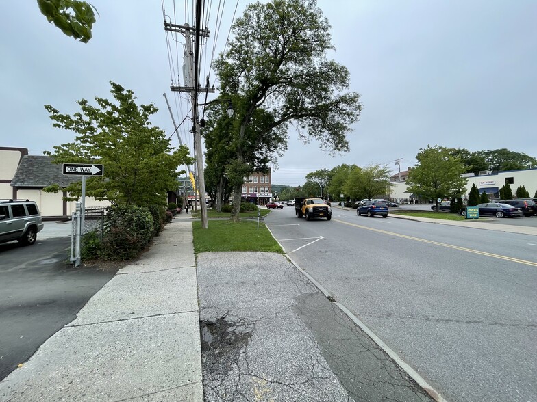 More Photos Of 10 Marble Ave, Pleasantville Bar For Lease