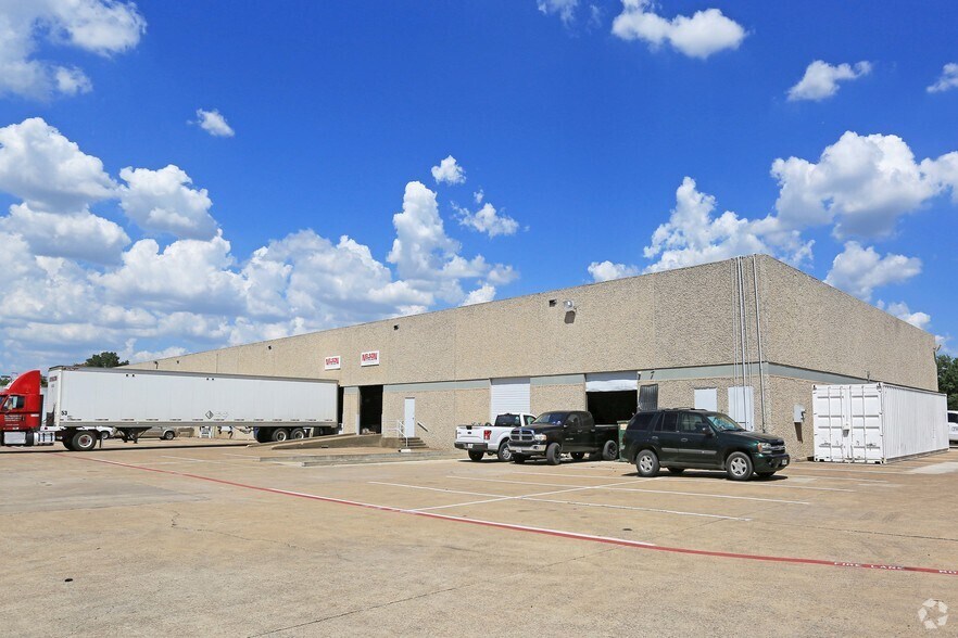 More Photos Of 2211 Century Center Blvd, Irving Warehouse For Lease