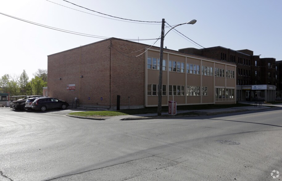 Primary Photo Of 2202 2nd St SW, Calgary Hospital For Lease