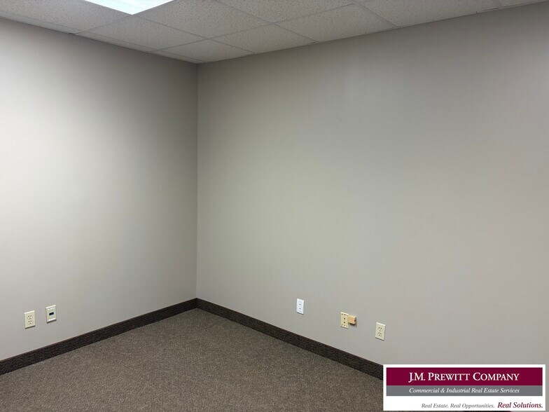More Photos Of 399 Ml King Jr Pky, Beaumont Service For Lease
