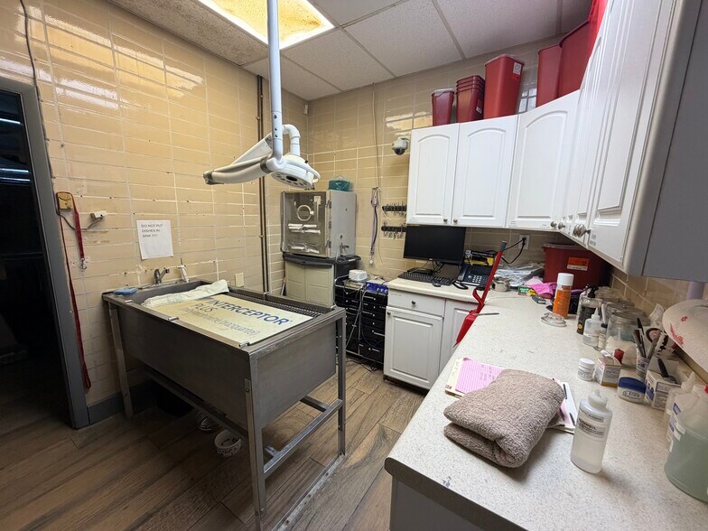 More Photos Of 2200 W Oakland Park Blvd, Oakland Park Veterinarian Kennel For Sale