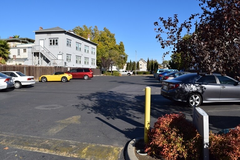 More Photos Of 619 E St, Marysville Bank For Lease