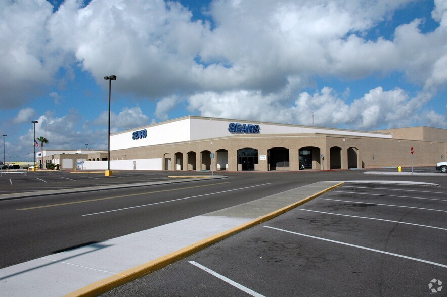 More Photos Of 1305 Airline Rd, Corpus Christi Department Store For Lease