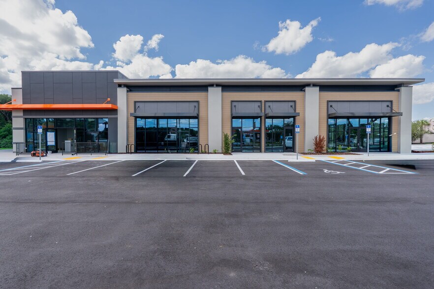 More Photos Of 8730 Baymeadows Rd, Jacksonville Storefront For Lease