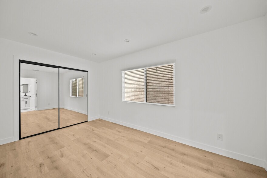 More Photos Of 11488 Burbank Blvd, North Hollywood Flex For Sale