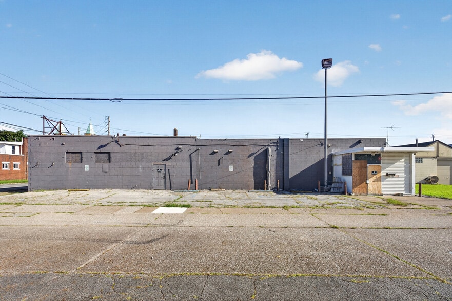 More Photos Of 300 E 28 St, Lorain General Retail For Sale