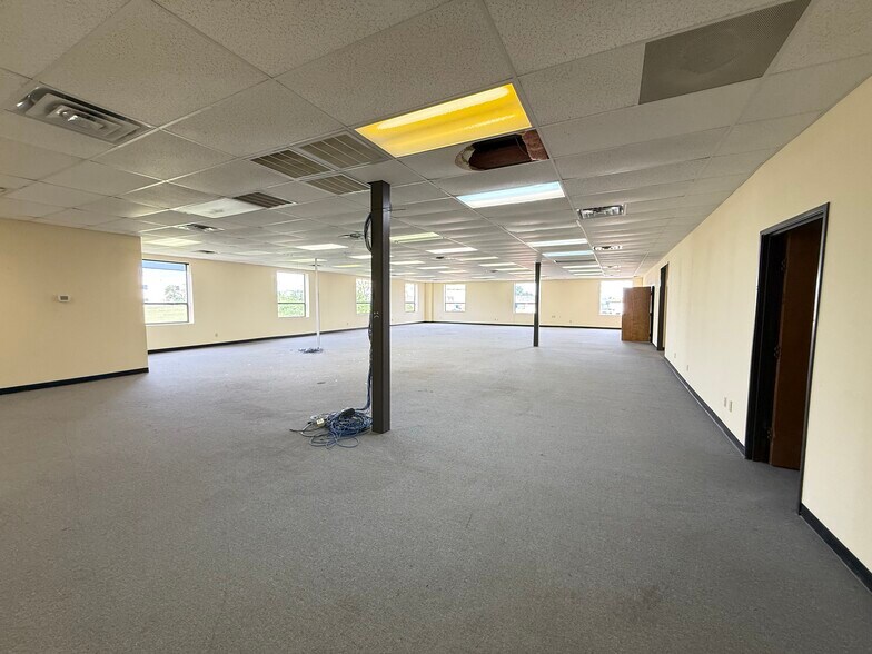 More Photos Of 1606 Headway Cir, Austin Light Manufacturing For Lease