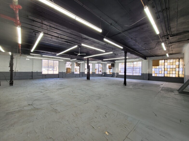 More Photos Of 830 Barry St, Bronx Warehouse For Lease
