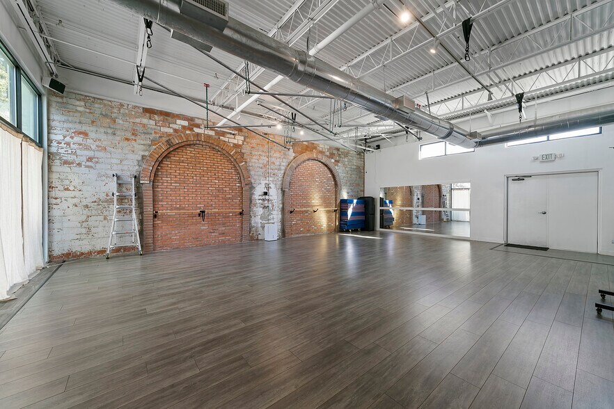 More Photos Of 136 Glass St, Dallas Storefront For Lease