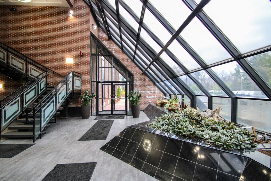 More Photos Of 9911 Shelbyville Rd, Louisville Office For Lease