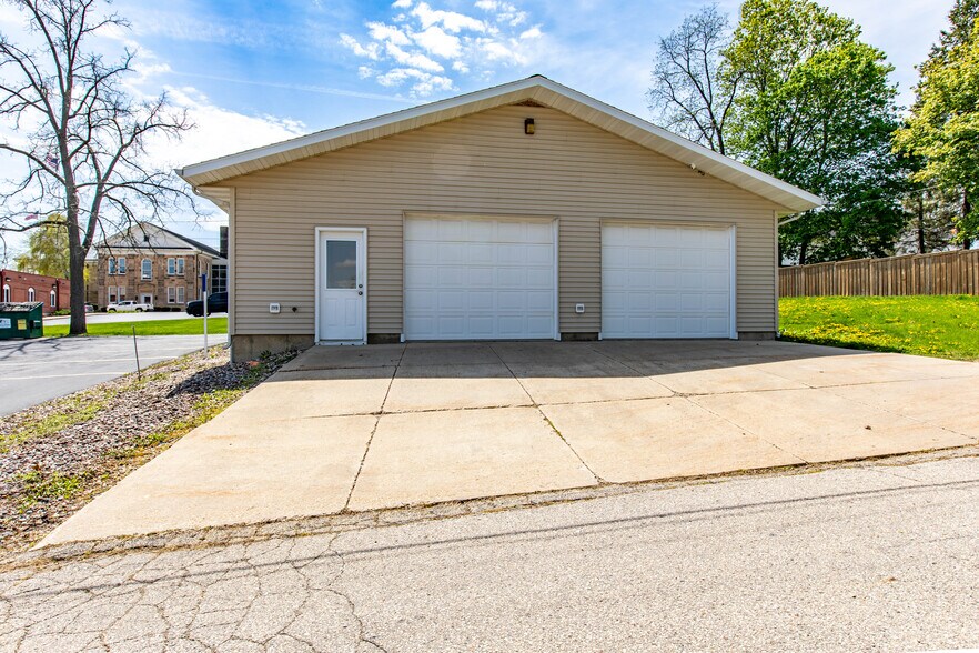 Primary Photo Of 308 S Montgomery St, Dodgeville Warehouse For Sale