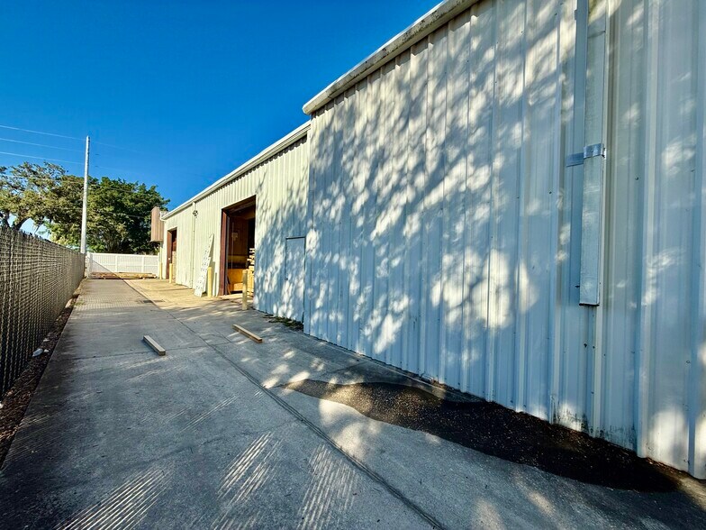 More Photos Of 2914 Kenilworth Blvd, Sebring Industrial For Sale