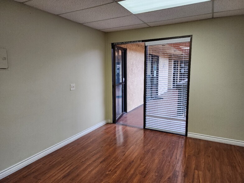 More Photos Of 7041 Owensmouth Ave, Canoga Park Office For Sale