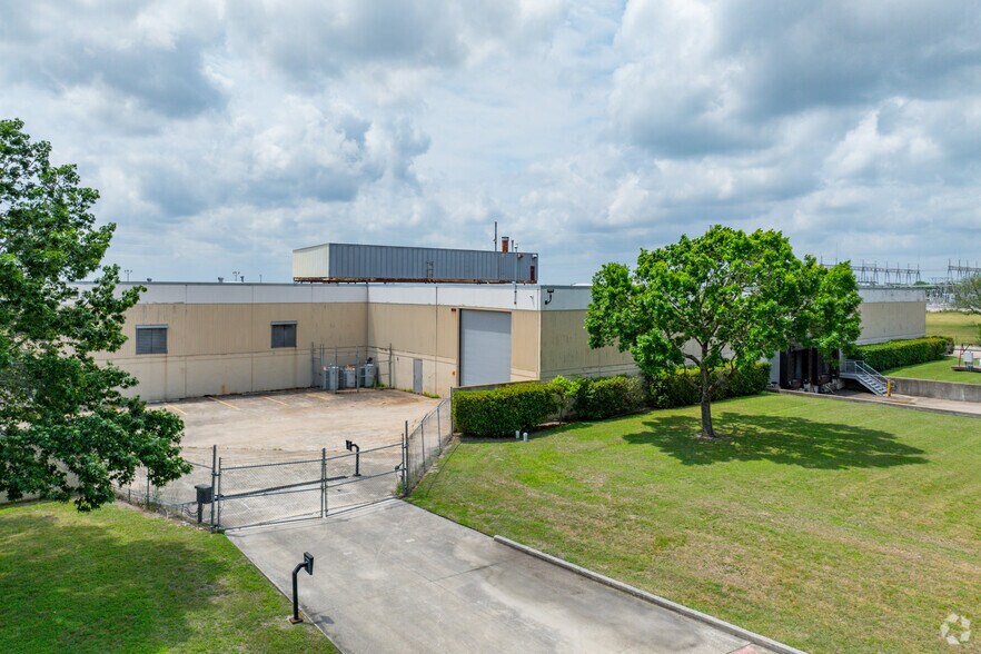 More Photos Of 1300 Blackjack St, Lockhart Distribution For Sale