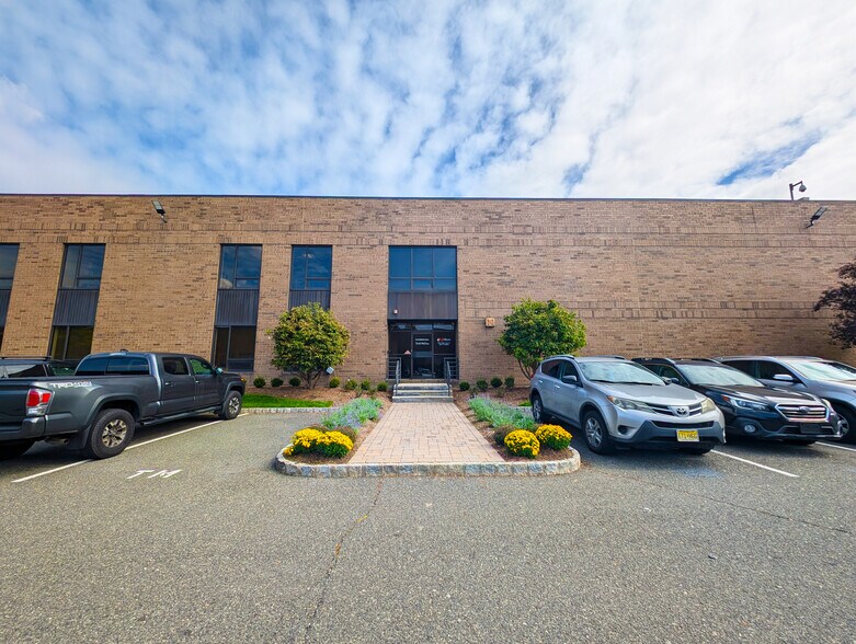 More Photos Of 430-450 Commerce Blvd, Carlstadt Light Distribution For Lease
