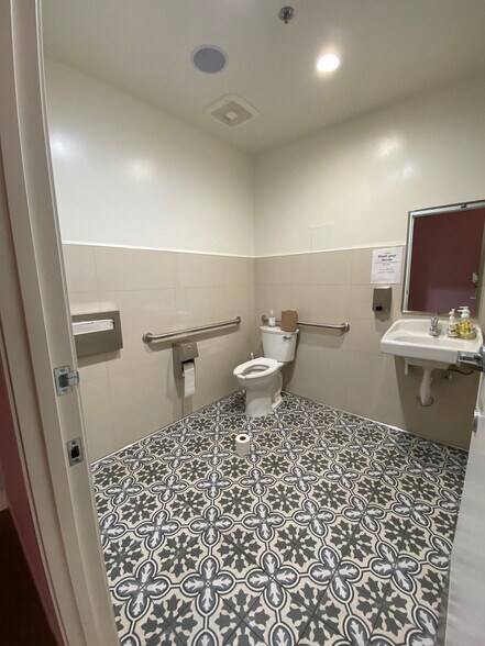 More Photos Of 450 S Western Ave, Los Angeles Freestanding For Lease