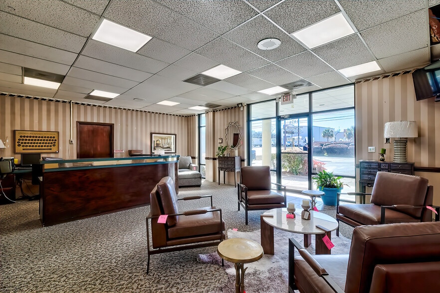 More Photos Of 1076 Sunset Blvd, West Columbia Showroom For Lease