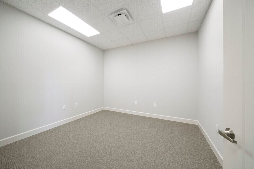 More Photos Of 855 Rockmead Dr, Kingwood Medical For Lease