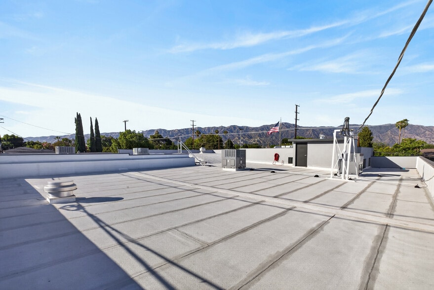 More Photos Of 703 S Main St, Burbank Showroom For Sale