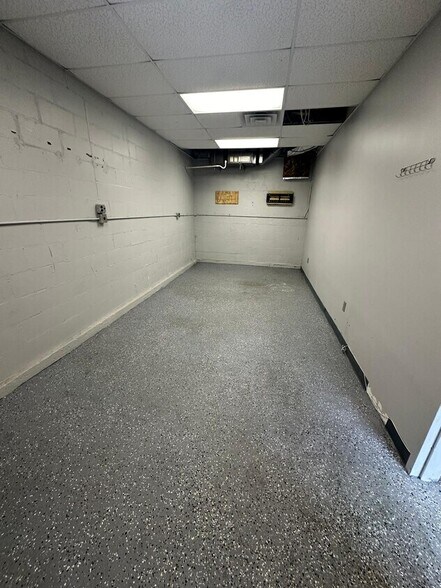 More Photos Of 421 Doughty Blvd, Inwood Manufacturing For Lease