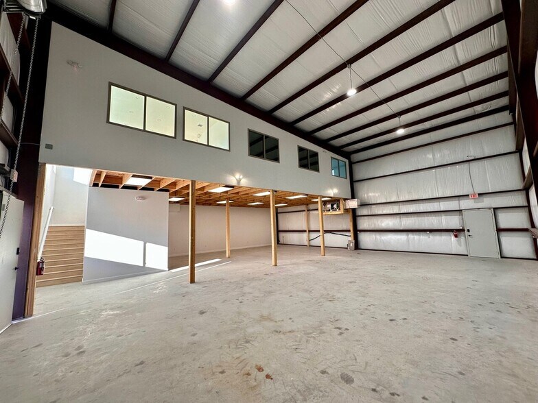More Photos Of 10100 Darden Hill Rd, Austin Light Distribution For Sale