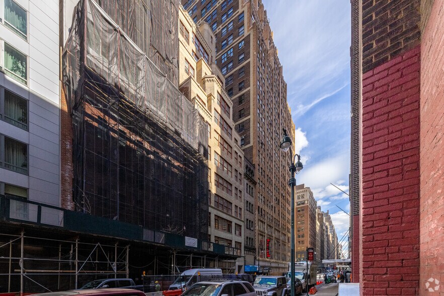 More Photos Of 315 W 35th St, New York Office For Lease