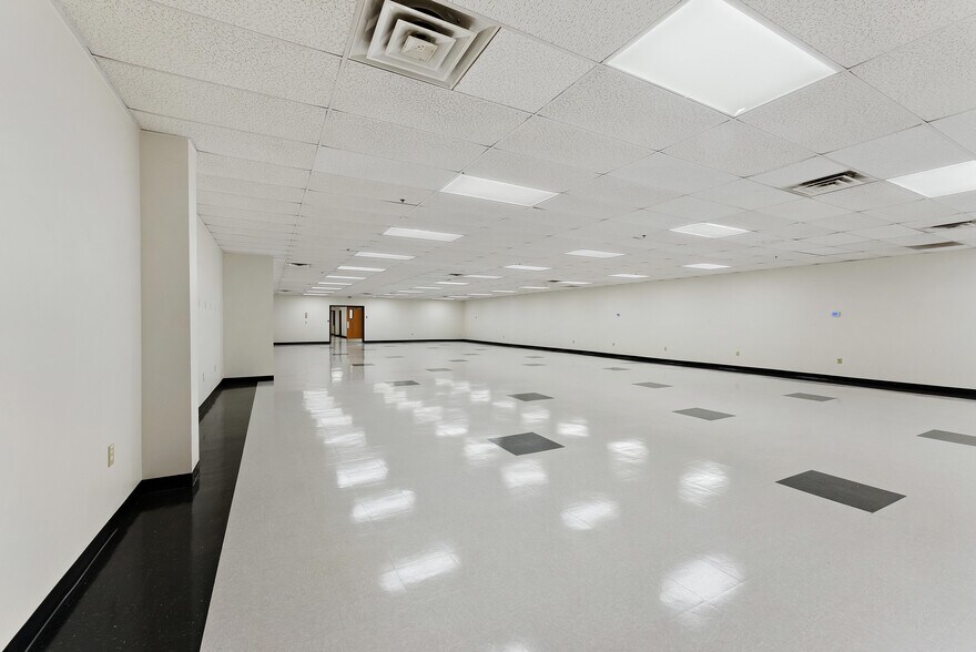 More Photos Of 5345 Old Dixie Hwy, Forest Park Distribution For Lease