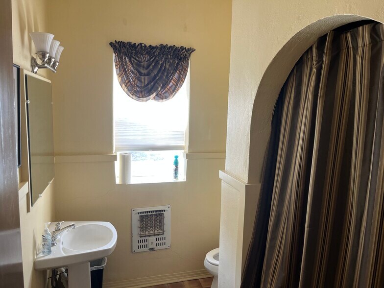 More Photos Of 233 W Twohig Ave, San Angelo Office For Sale