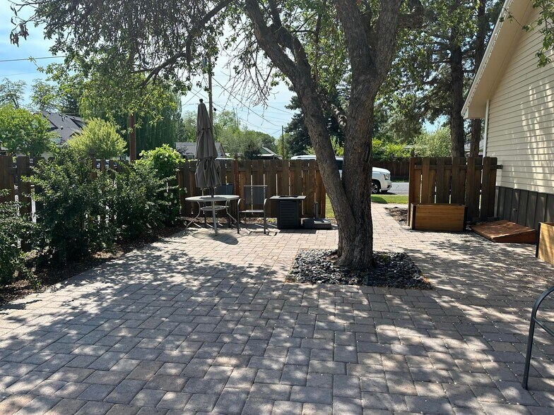 More Photos Of 336 NW 7th St, Redmond Office For Sale