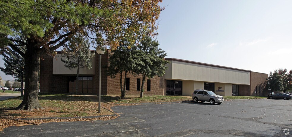 More Photos Of 1686-1694 Larkin Williams Rd, Fenton Flex For Lease