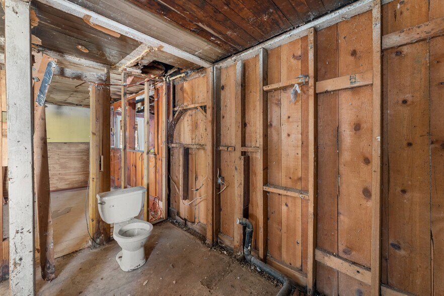 More Photos Of 7736 Westpoint Rd, West Point Freestanding For Sale