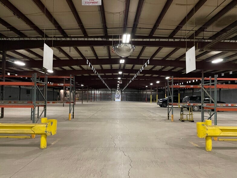 More Photos Of 12005 40,000 - 163,800 sf Available - Warren MI, Warren Distribution For Lease