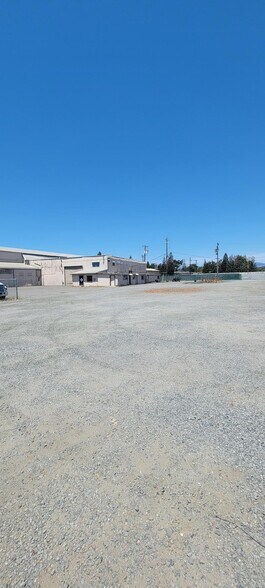 More Photos Of 930 Shiloh Rd, Windsor Warehouse For Lease