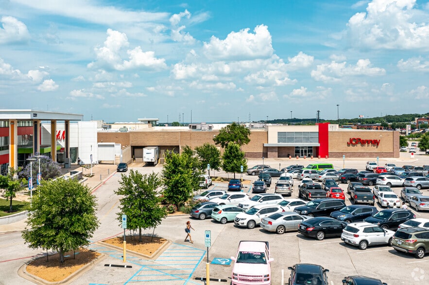 More Photos Of 2201 N Interstate 35 E, Denton Unknown For Lease
