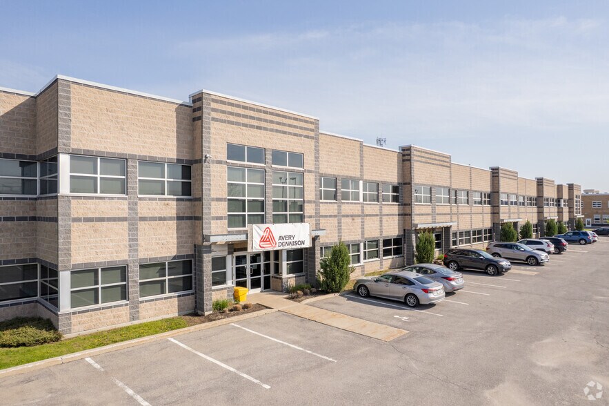 More Photos Of 205 Rue Joseph-Carrier, Vaudreuil-dorion Light Distribution For Lease