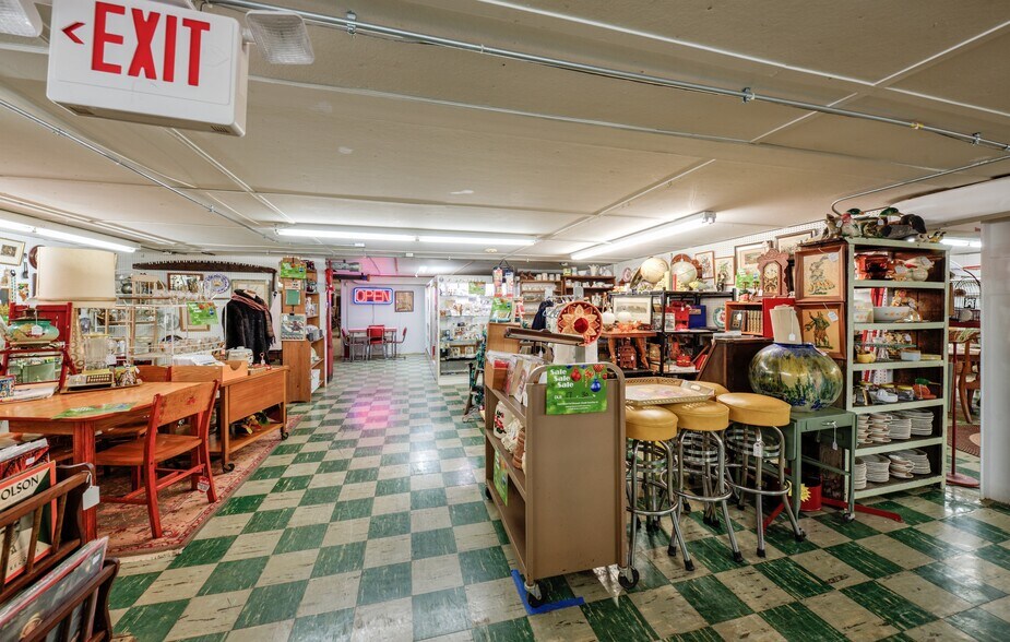 More Photos Of 890 Lake Ave, Woodstock General Retail For Sale