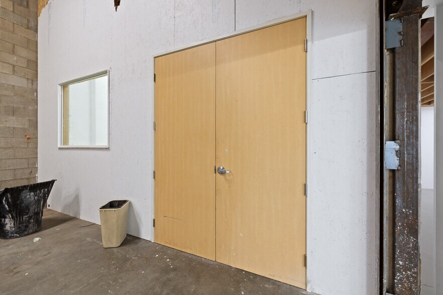 More Photos Of 18536 Oxnard St, Tarzana Warehouse For Sale