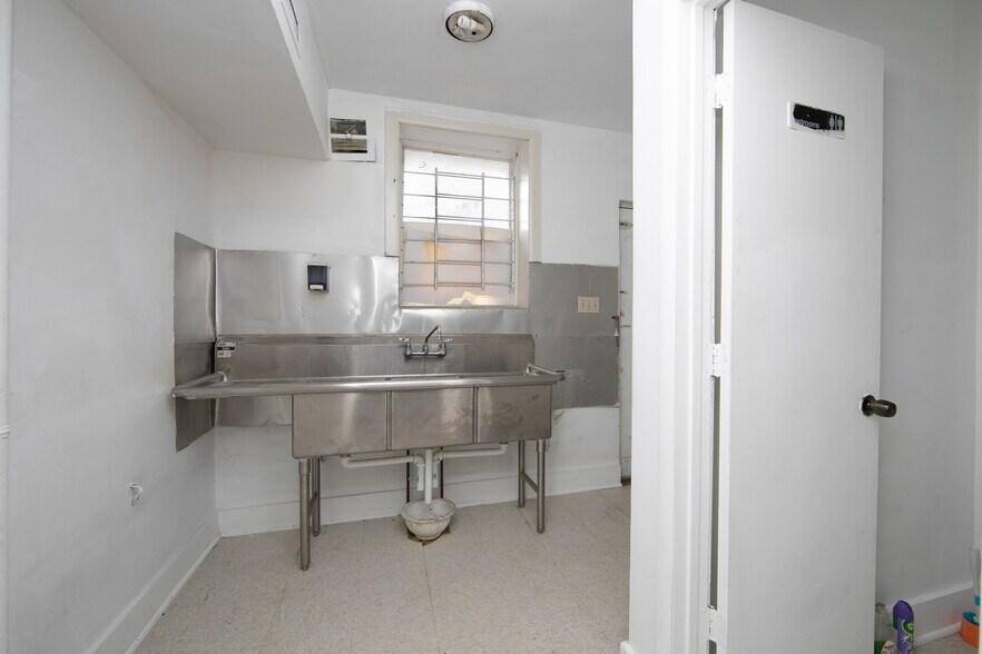 More Photos Of 2013 Woodlynne Ave, Woodlynne Storefront Retail Residential For Lease