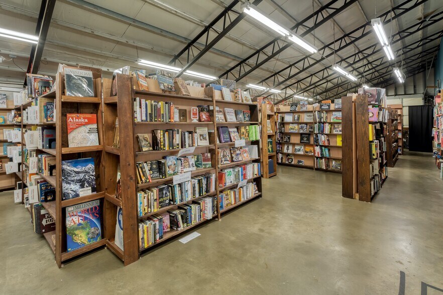 More Photos Of 462 E Henri De Tonti Blvd, Springdale Warehouse For Sale