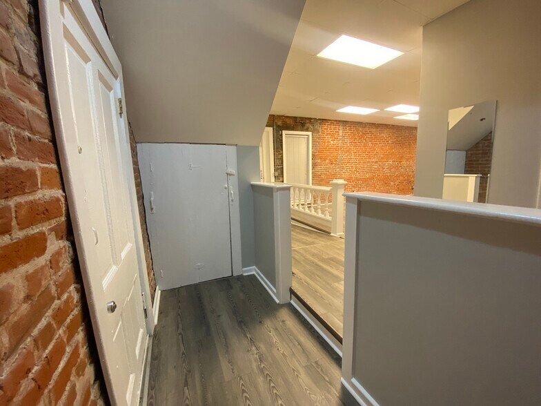 More Photos Of 2514 College Ave, Alton Specialty For Lease