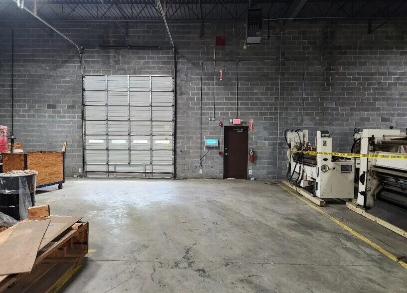 More Photos Of 10901 Carpet St, Charlotte Warehouse For Lease