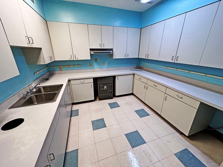 More Photos Of 1304 Government St, Mobile Veterinarian Kennel For Sale