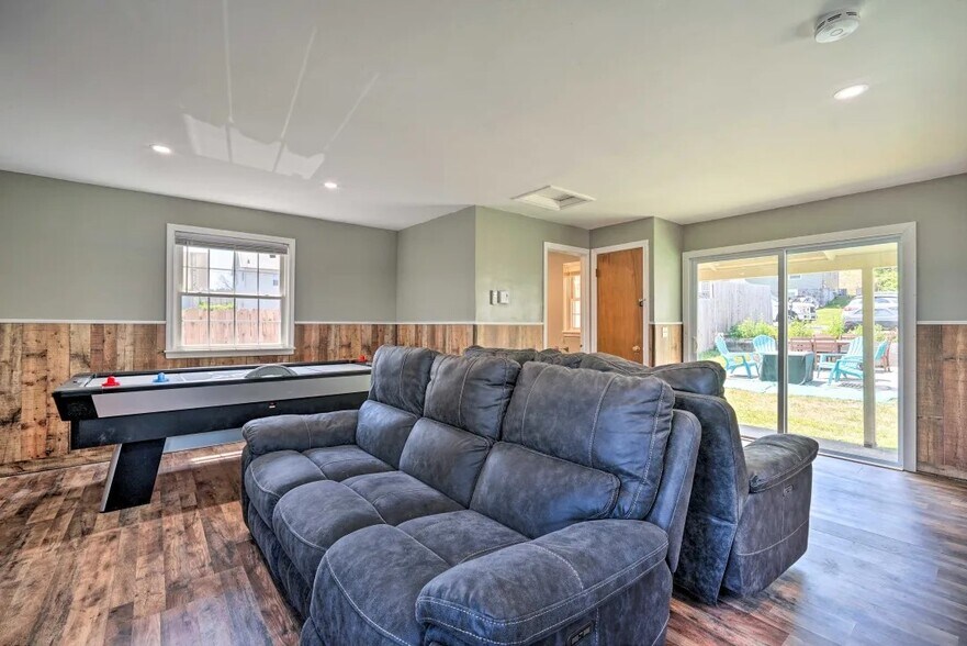 More Photos Of 77 Canada St, Lake George General Retail For Sale